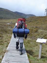 mochilero La mochila nos permite escalar nuestra montaña vital